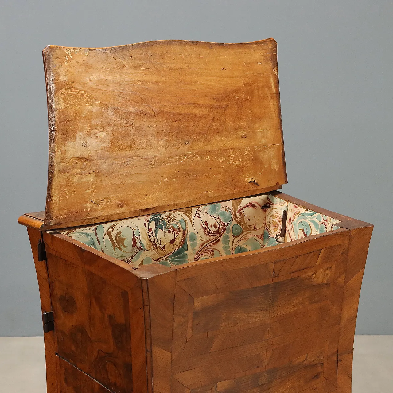 Baroque walnut cabinet with burl wood inserts, 18th century 6