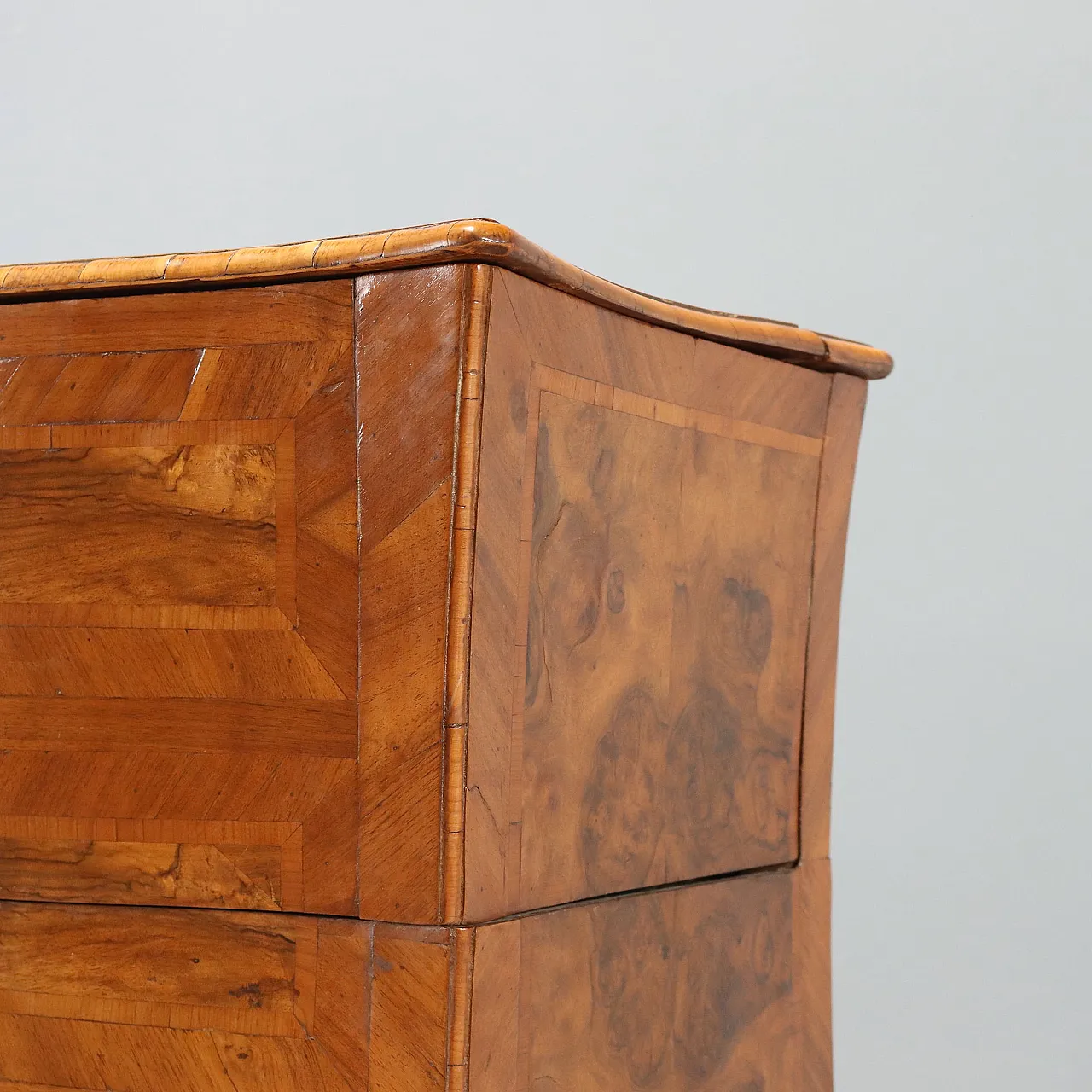 Baroque walnut cabinet with burl wood inserts, 18th century 7