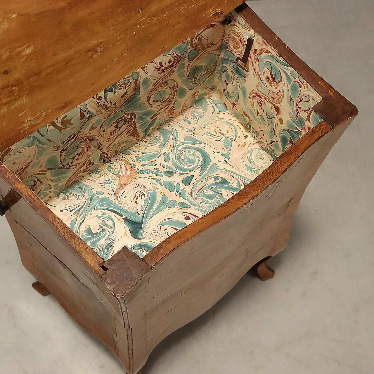 Baroque walnut cabinet with burl wood inserts, 18th century 8