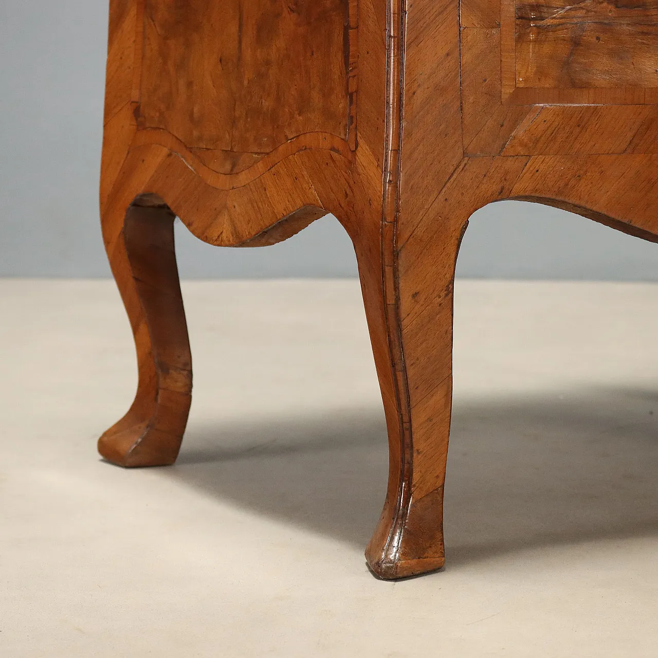 Baroque walnut cabinet with burl wood inserts, 18th century 10