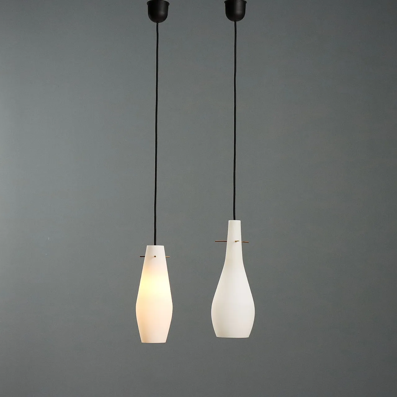 Coppia di lampade con diffusore in vetro opalino, anni '60 1