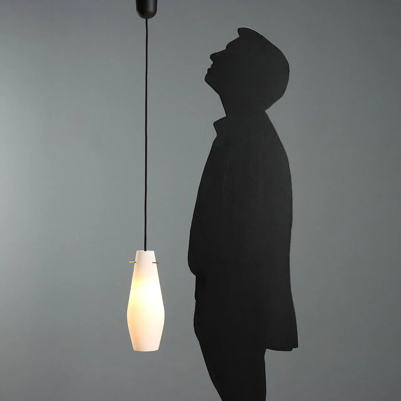 Coppia di lampade con diffusore in vetro opalino, anni '60 3
