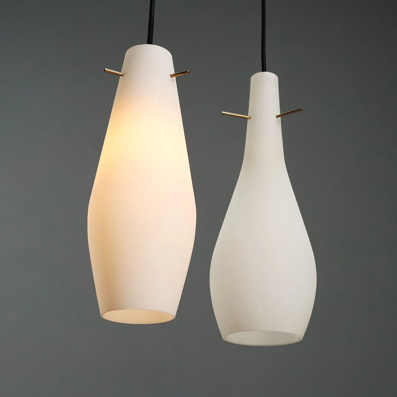 Coppia di lampade con diffusore in vetro opalino, anni '60 4