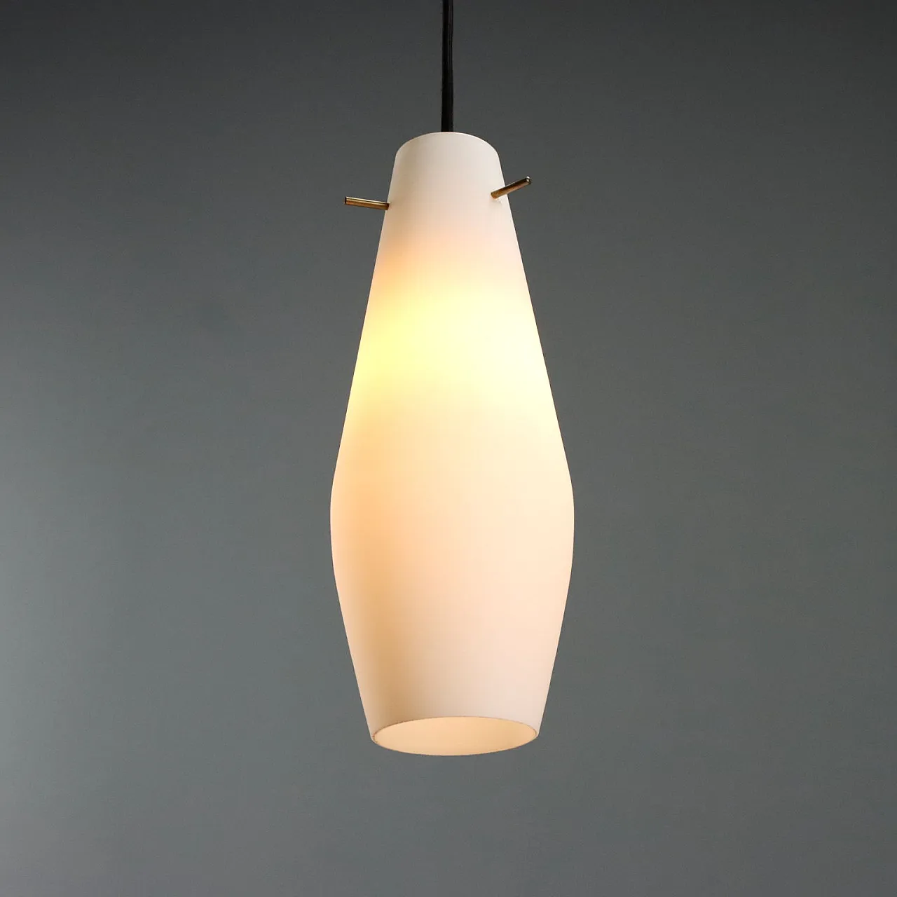Coppia di lampade con diffusore in vetro opalino, anni '60 5