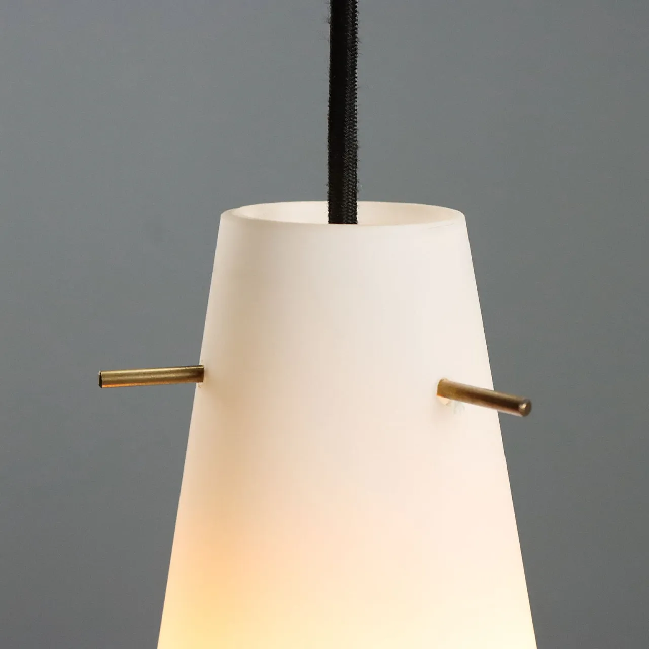 Coppia di lampade con diffusore in vetro opalino, anni '60 6