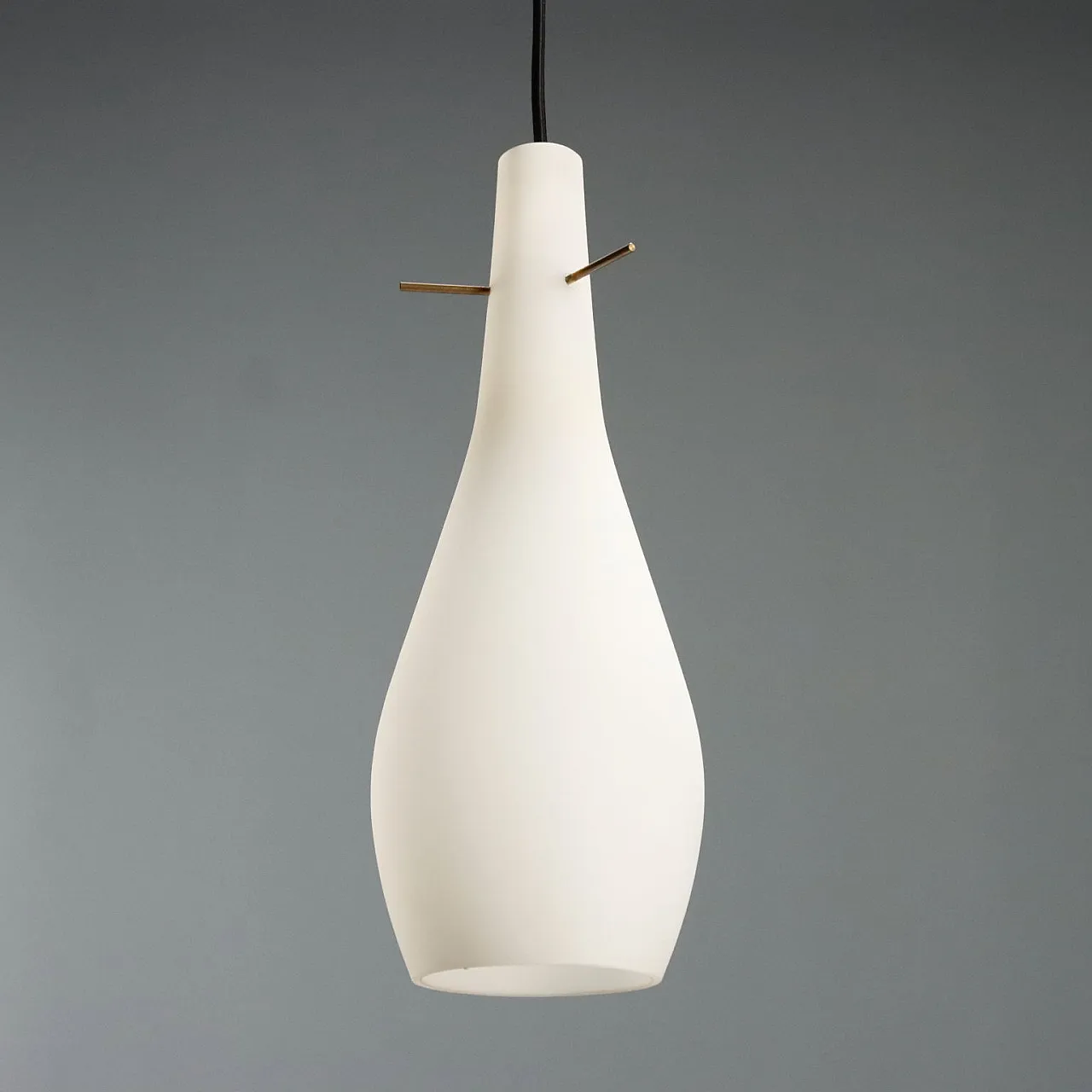 Coppia di lampade con diffusore in vetro opalino, anni '60 7