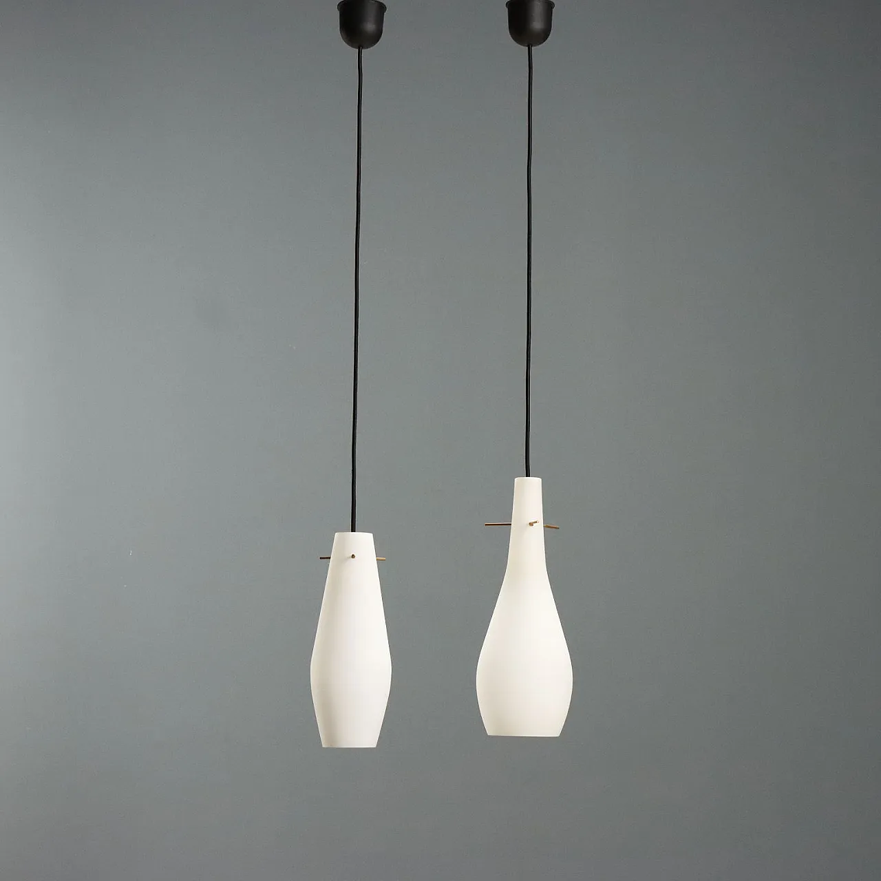 Coppia di lampade con diffusore in vetro opalino, anni '60 8