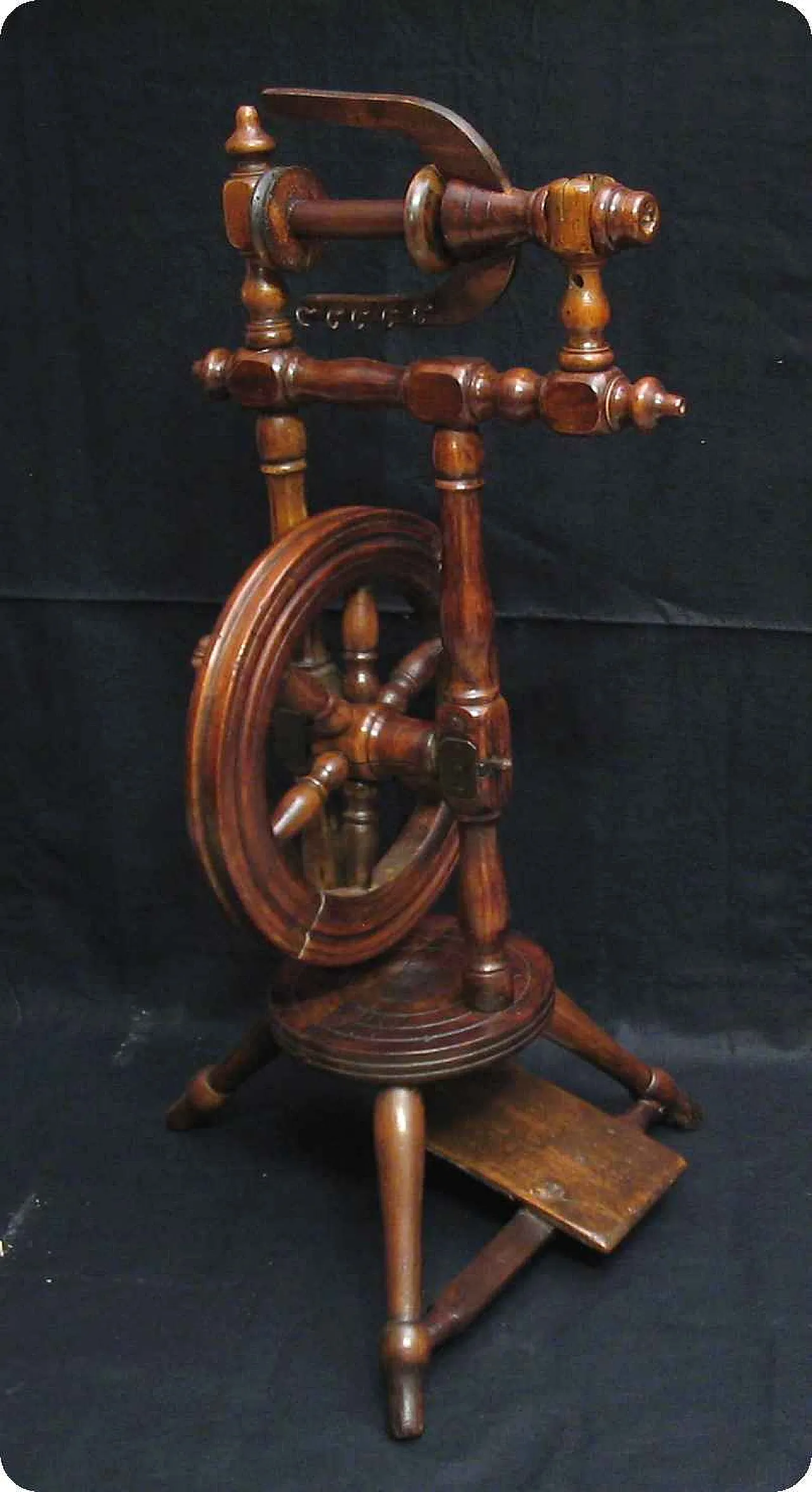 Turned wood spinning wheel, 19th century 2