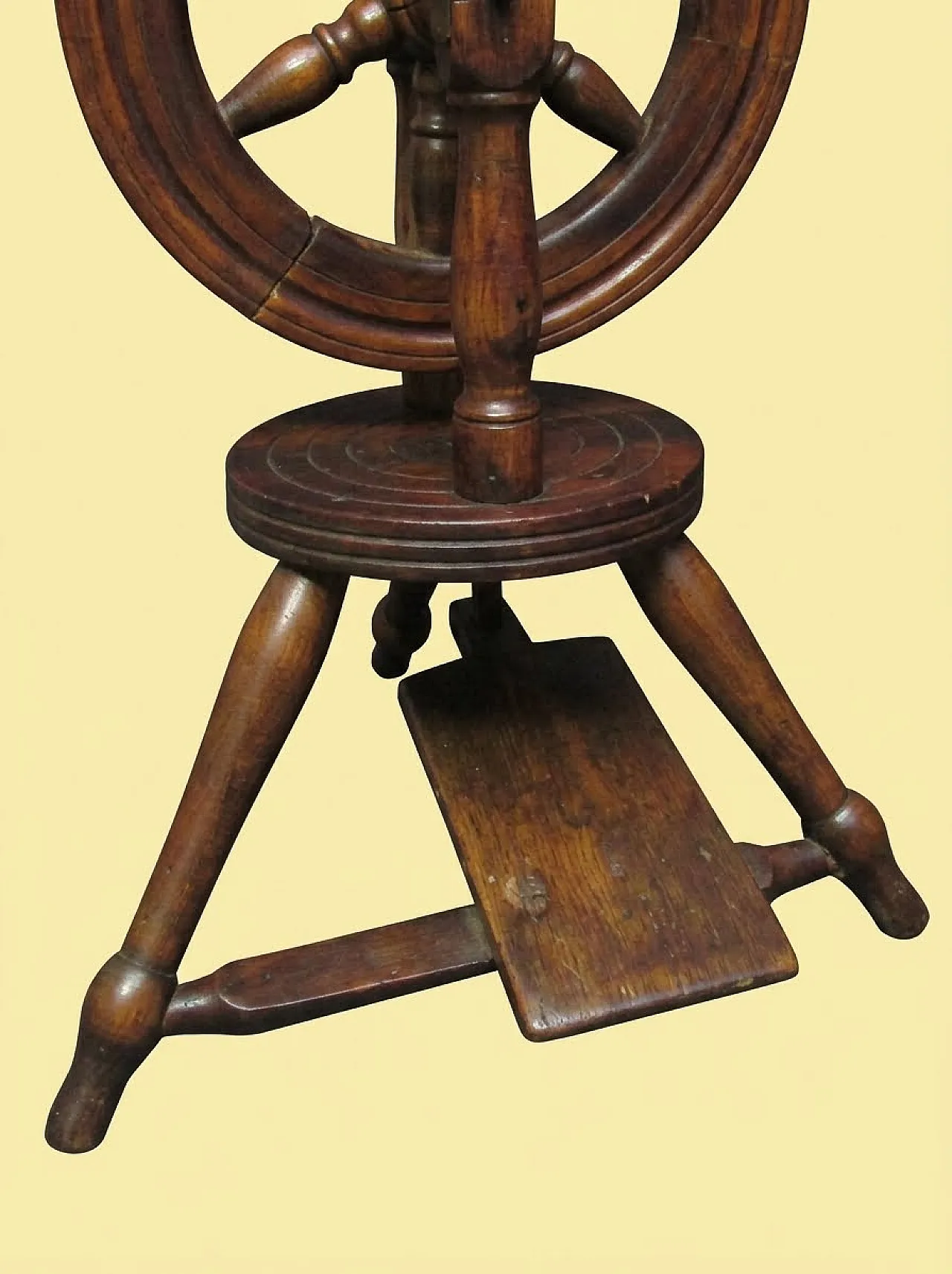 Turned wood spinning wheel, 19th century 3