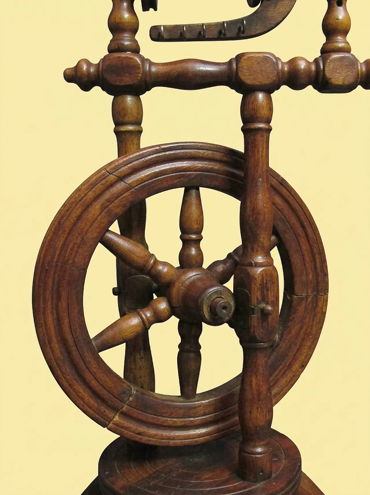 Turned wood spinning wheel, 19th century 4