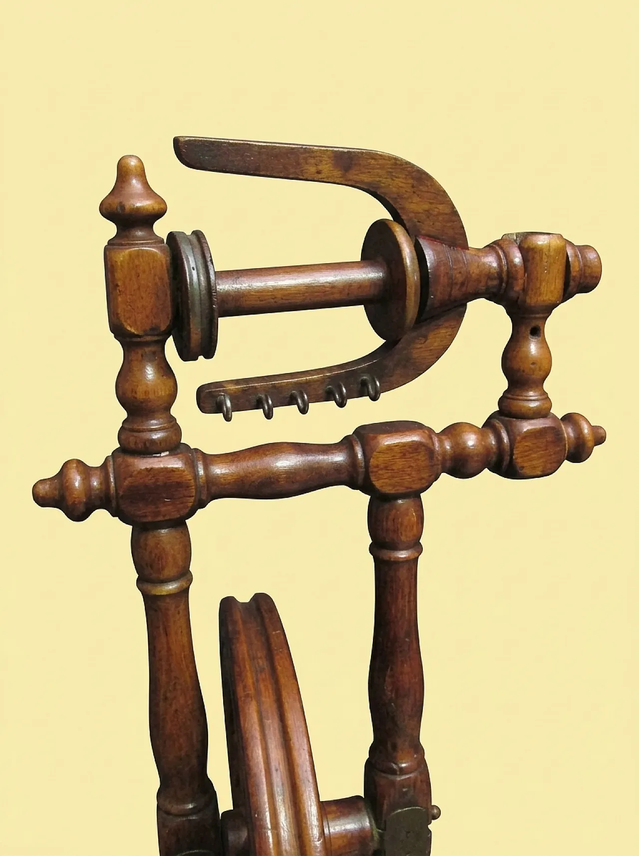 Turned wood spinning wheel, 19th century 5