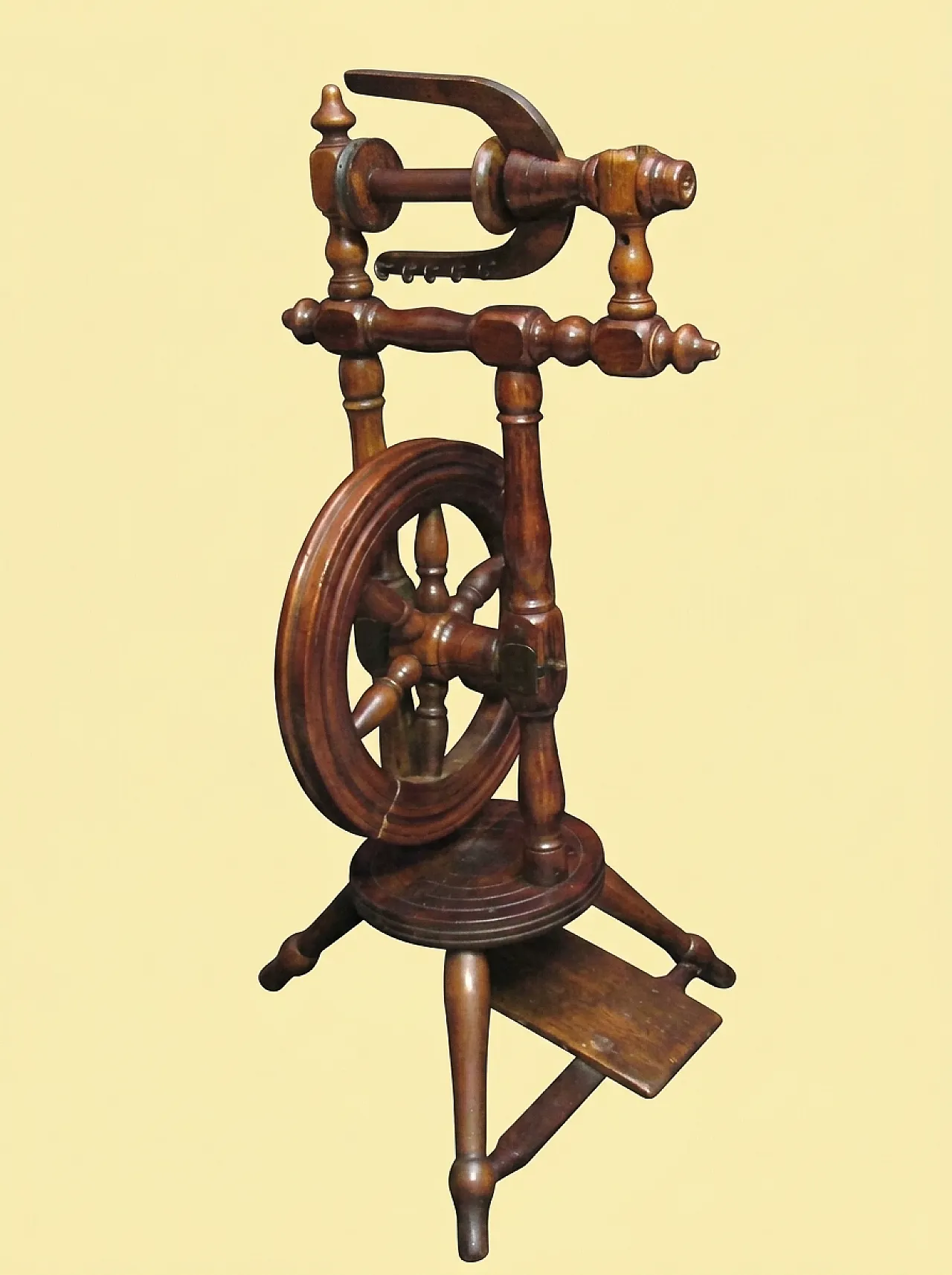 Turned wood spinning wheel, 19th century 6