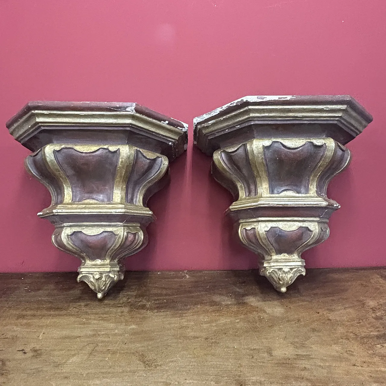 Pair of shelves lacquered in Gold and Purple, 19th century 1