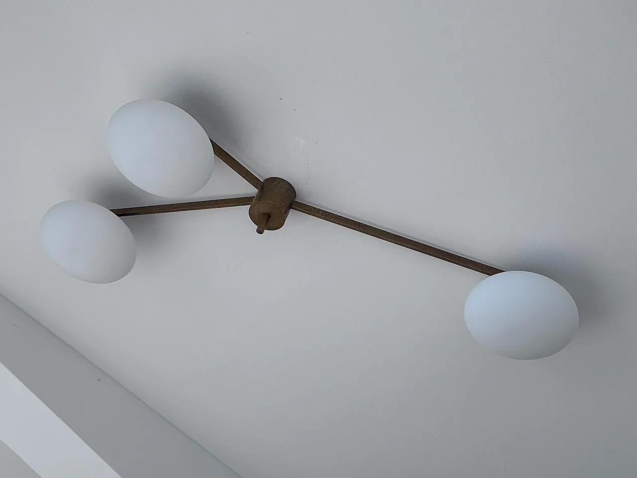 Lampadario in ottone a 3 bracci e bocce in vetro opalino 1