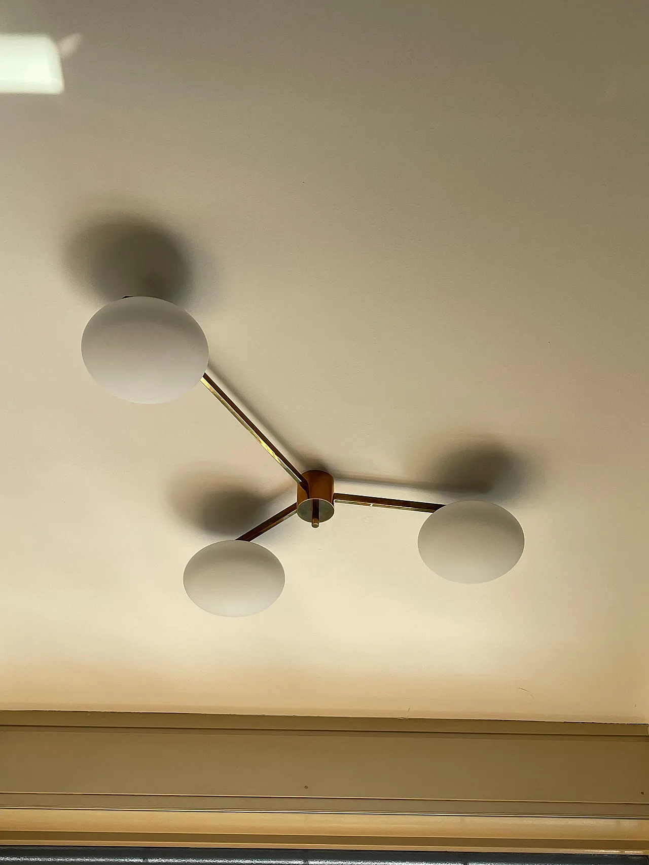 Lampadario in ottone a 3 bracci e bocce in vetro opalino 7