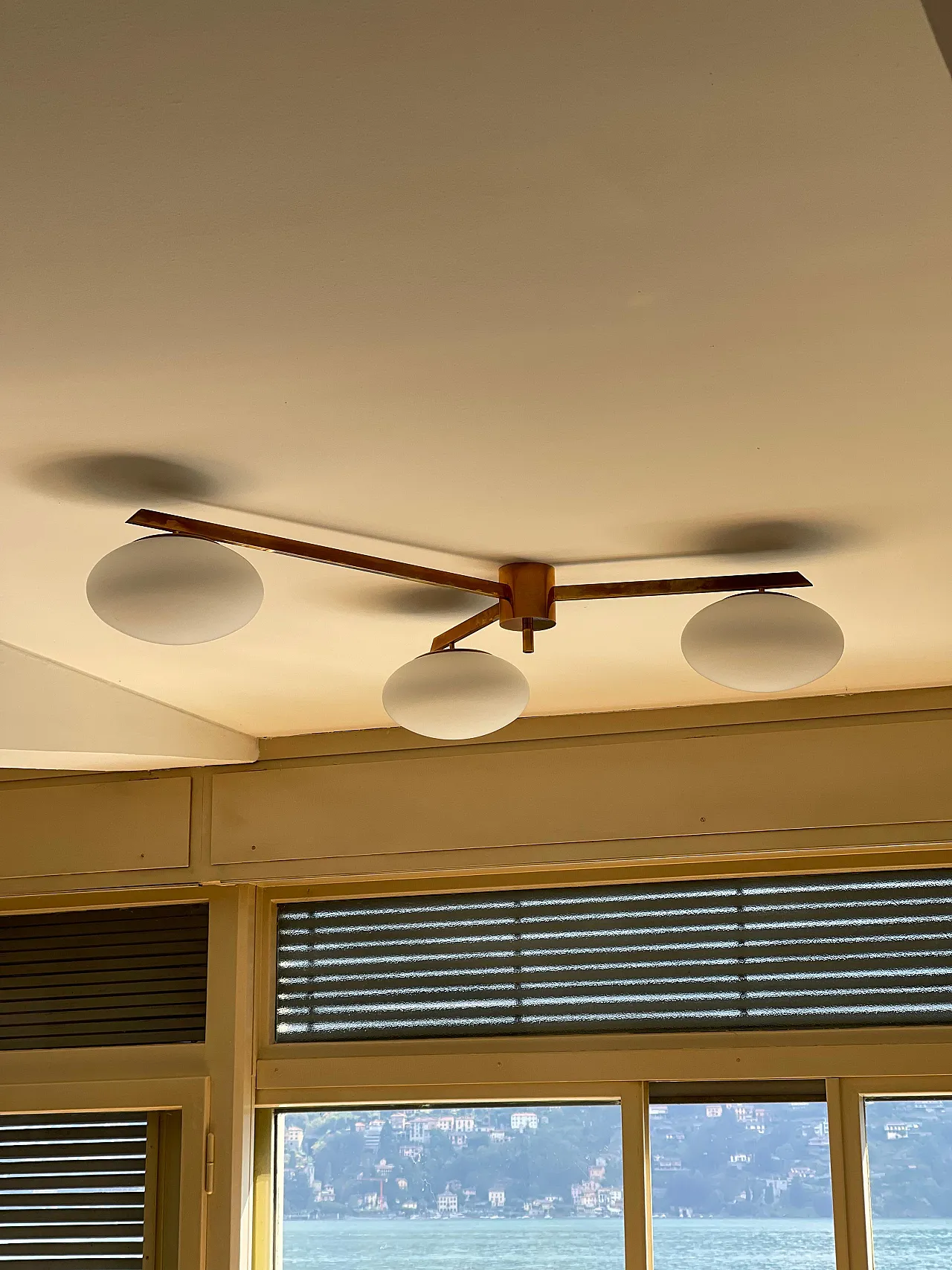 Lampadario in ottone a 3 bracci e bocce in vetro opalino 8