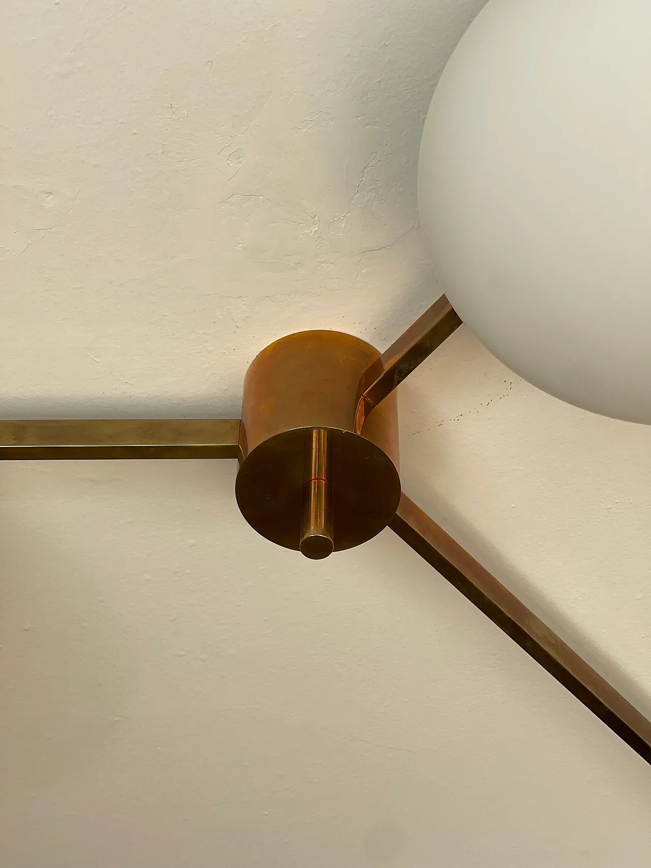 Lampadario in ottone a 3 bracci e bocce in vetro opalino 9