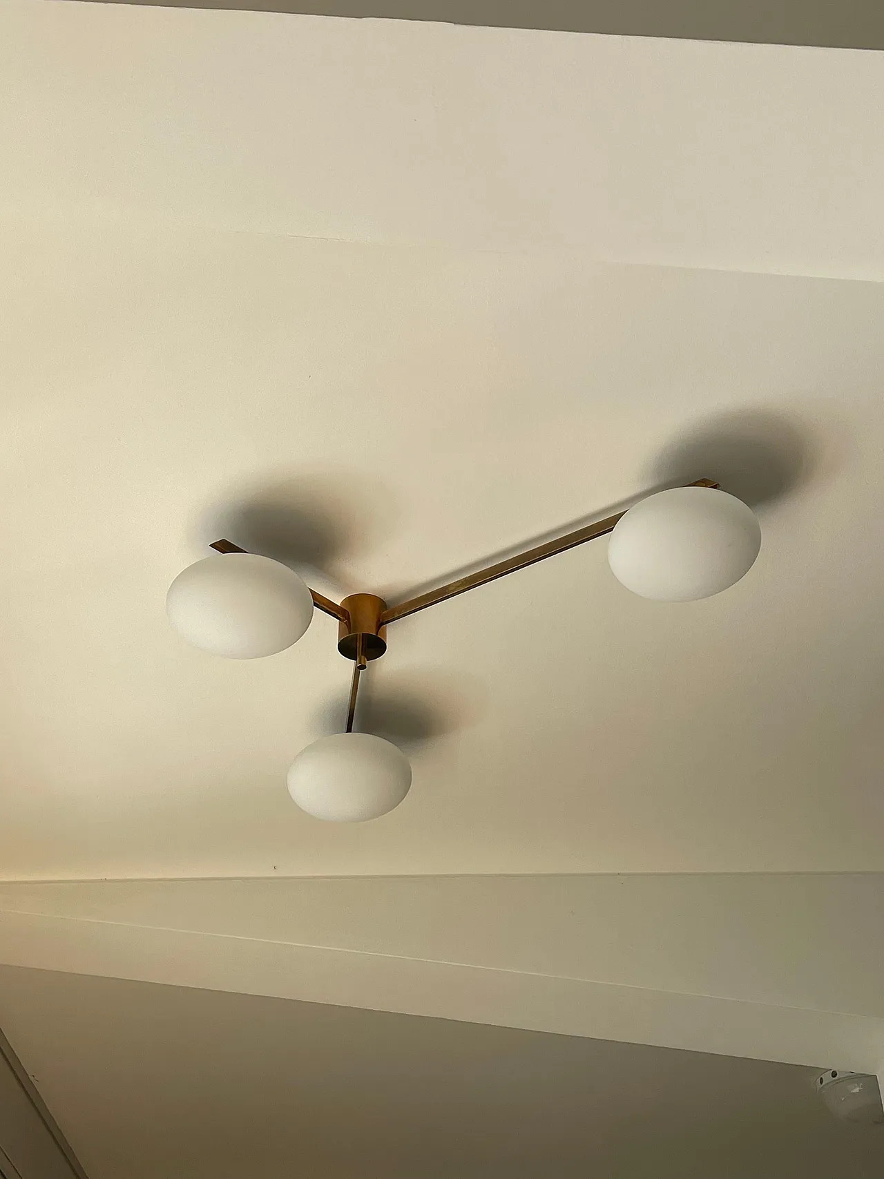 Lampadario in ottone a 3 bracci e bocce in vetro opalino 10