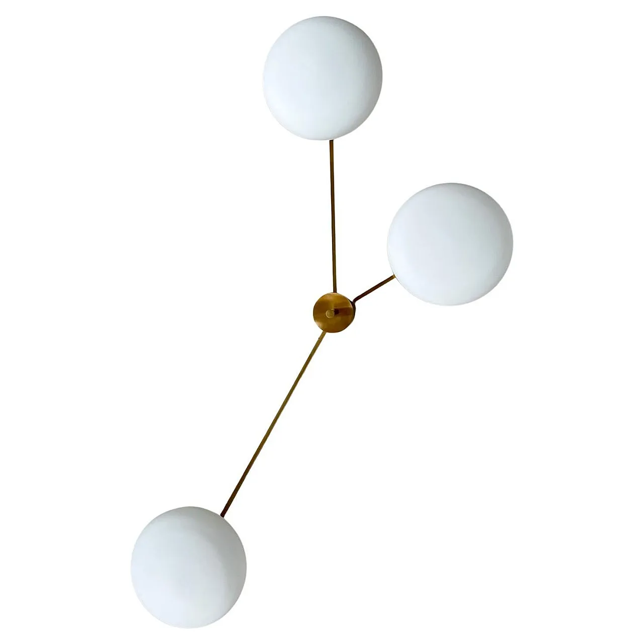 Lampadario in ottone a 3 bracci e bocce in vetro opalino 11