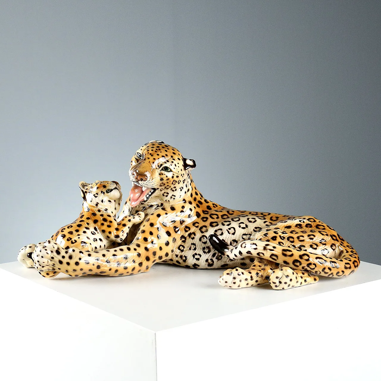 Ronzan ceramic leopard with cub, 20th century 1