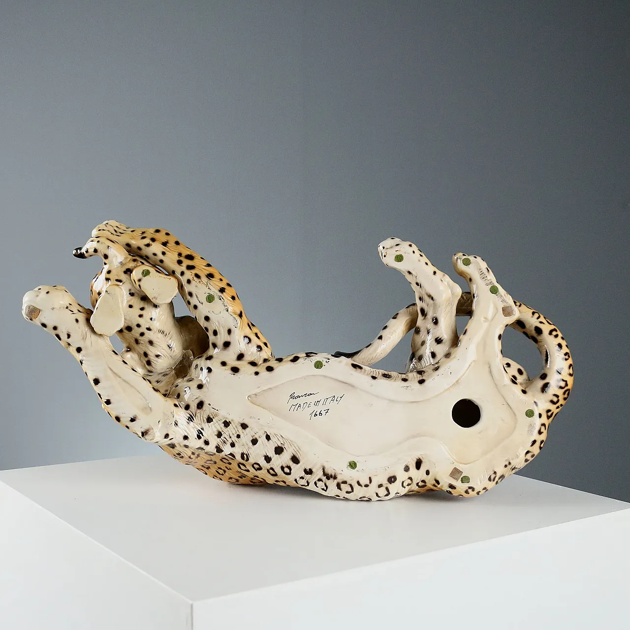 Ronzan ceramic leopard with cub, 20th century 7