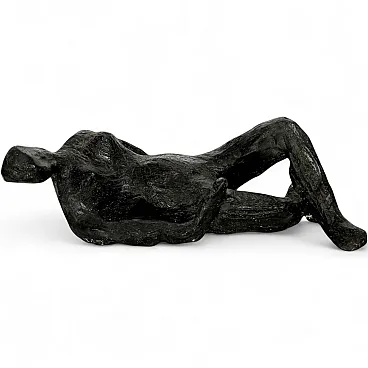 Scultura di donna reclinata in argilla Chamotte, anni '70