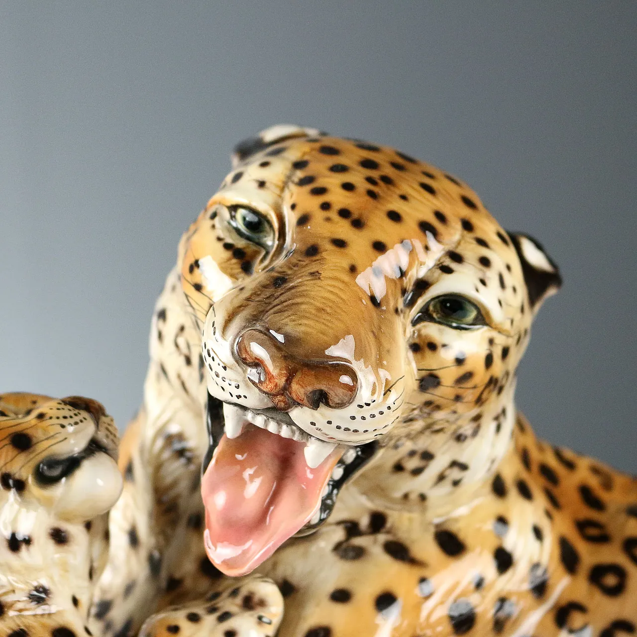 Ronzan ceramic leopard with cub, 20th century 3