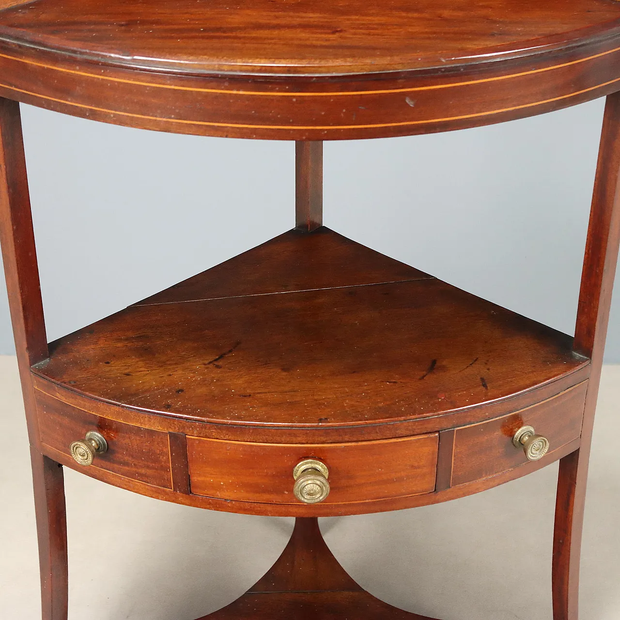 Mahogany corner cabinet with maple trim, 19th century 5