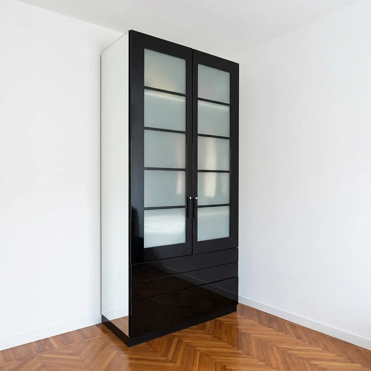 2-door wardrobe designed by Molteni 3