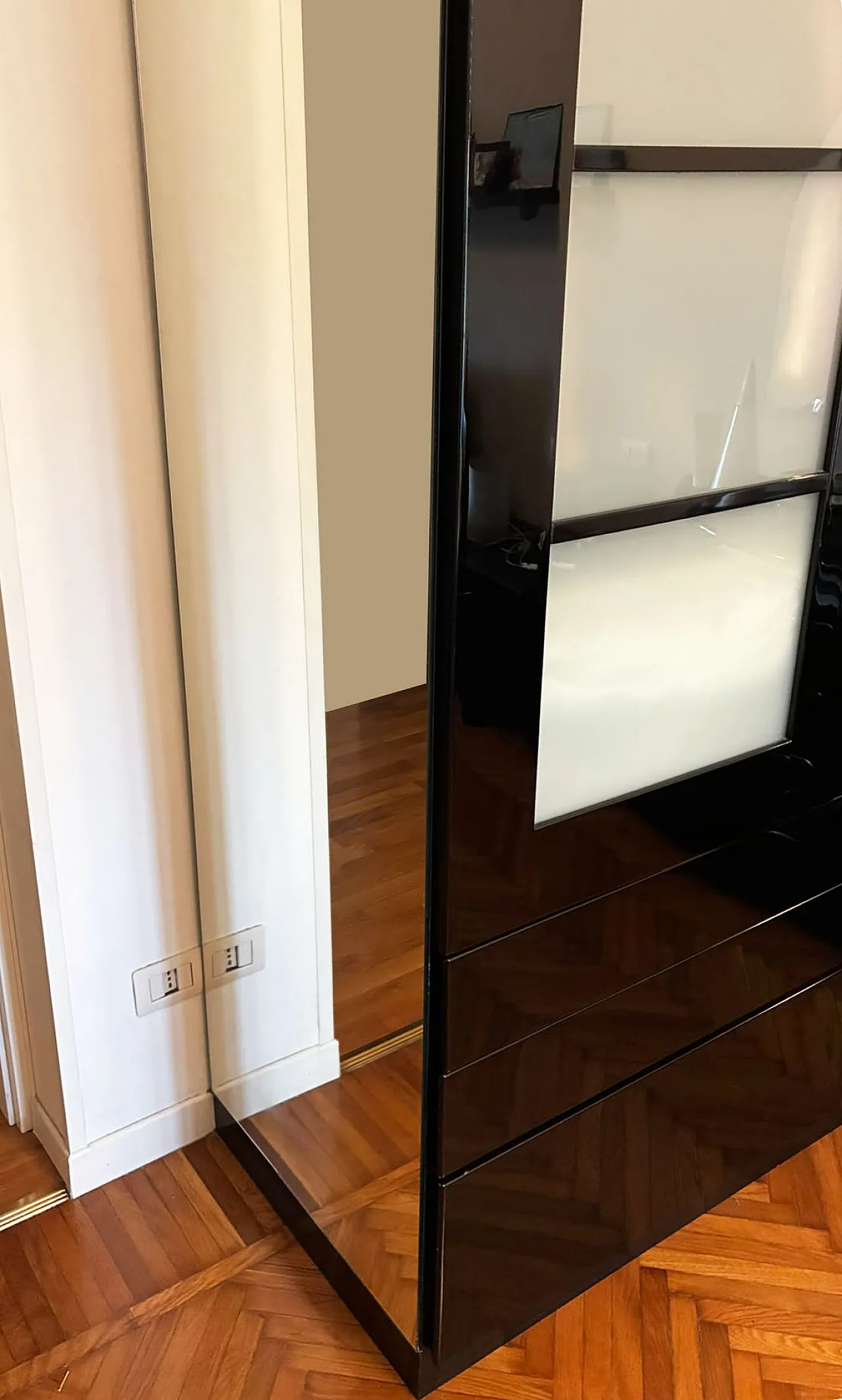 2-door wardrobe designed by Molteni 5