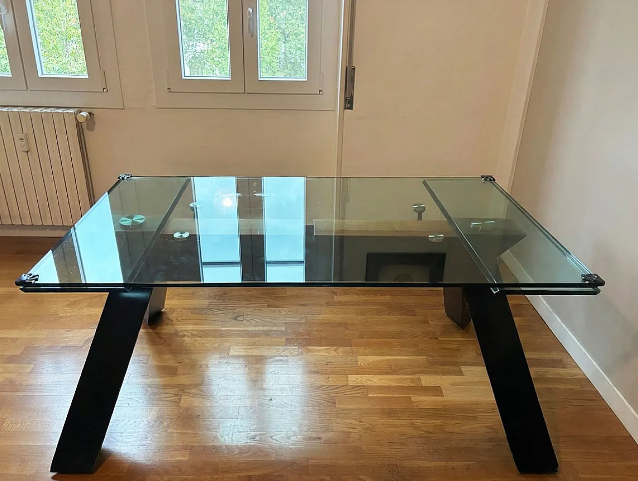 Extendable crystal dining table with Black lacquered legs, 1980s 1