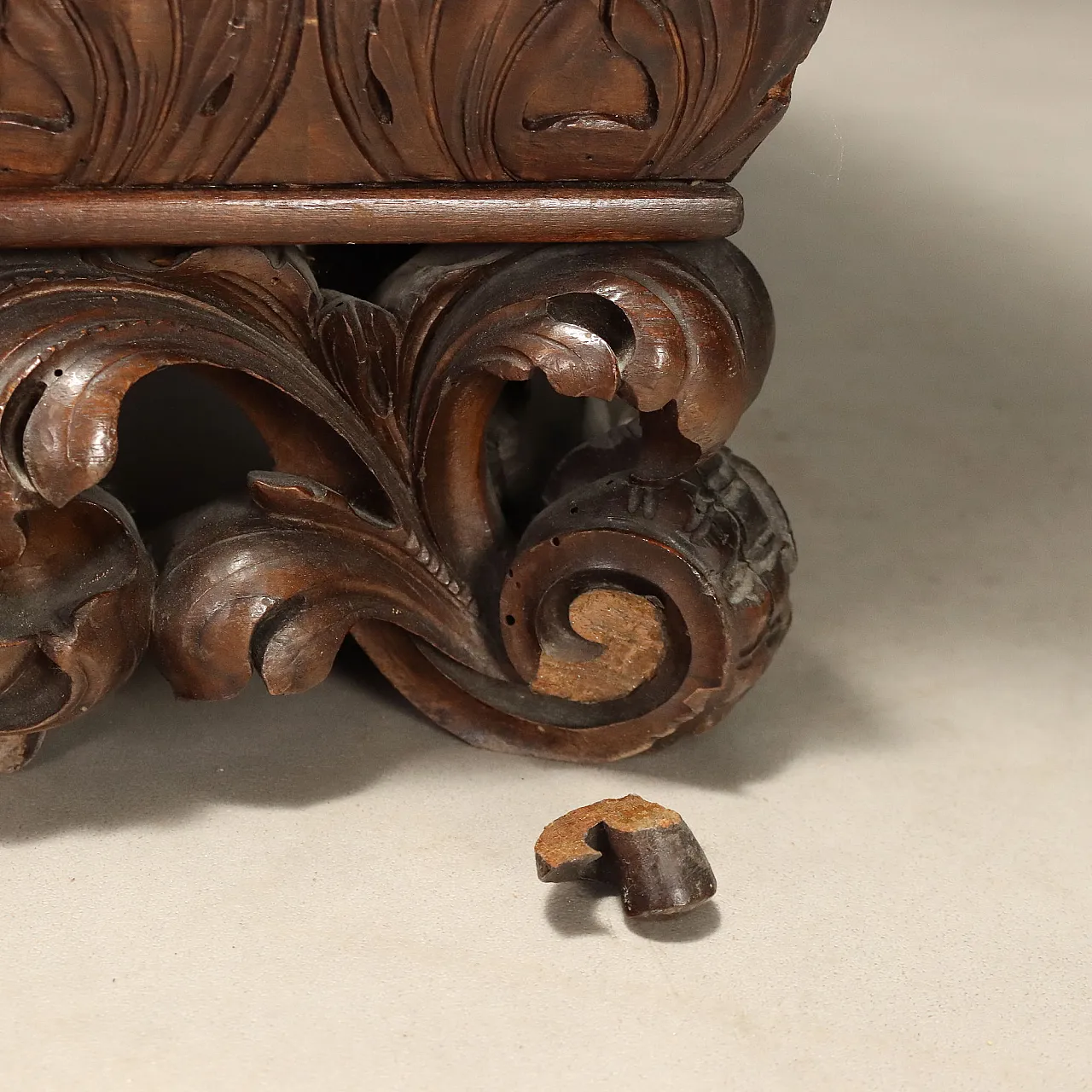 Baroque style chest of drawers in walnut, 20th century 10